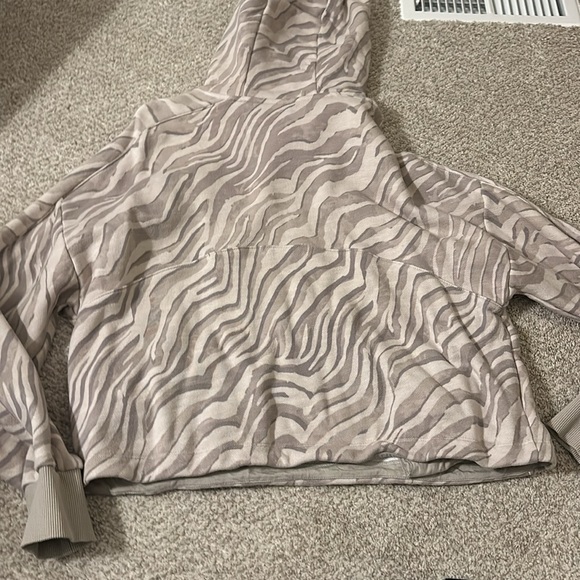 Sweaty Betty Cropped Hoodie in Ivory Tiger Print Medium - Picture 7 of 9